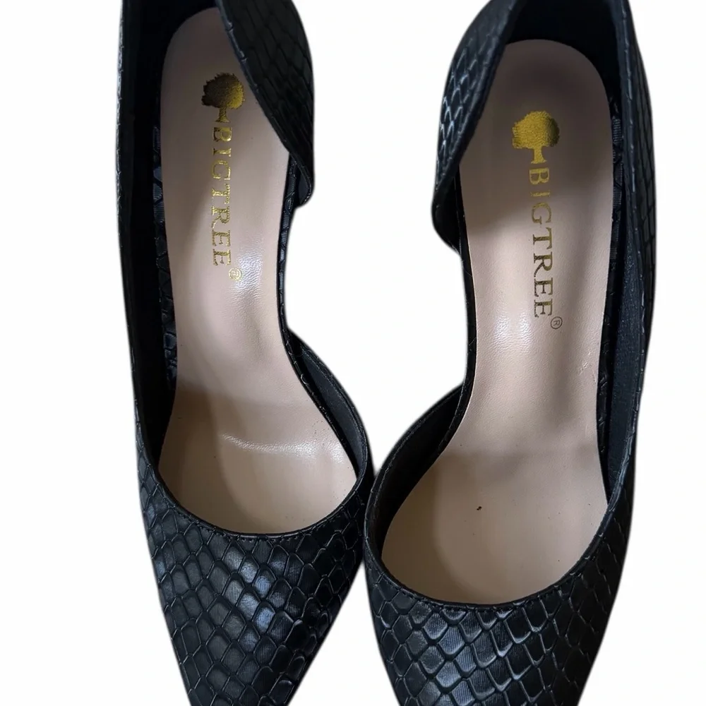 Chic Black Textured Heels​